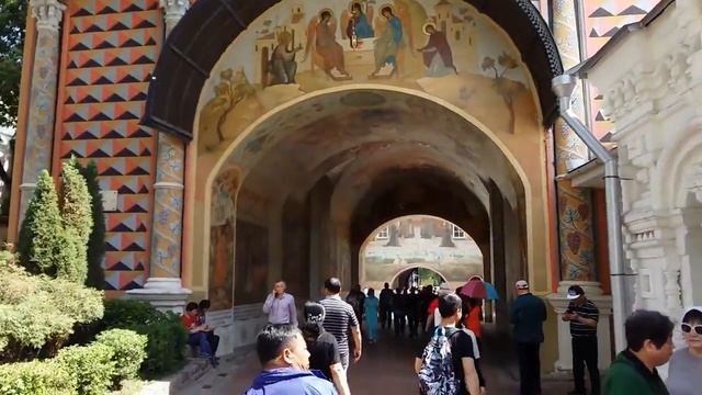Сергиев Посад. Свято-Троицкая Сергиева лавра (уходим из монастыря).