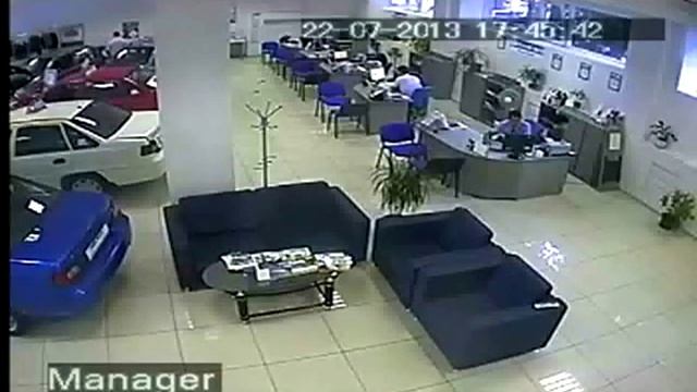 В Ижевске клиент украл сумку с деньгами из выставленной в автосалоне машины