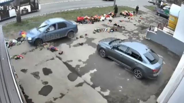 Пьяная автоледи снесла уличные прилавки с цветами в Костроме.