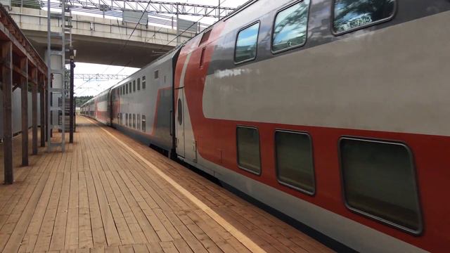 Электровоз ЭП20-020 с двухэтажным поездом проходит платформу Переделкино!