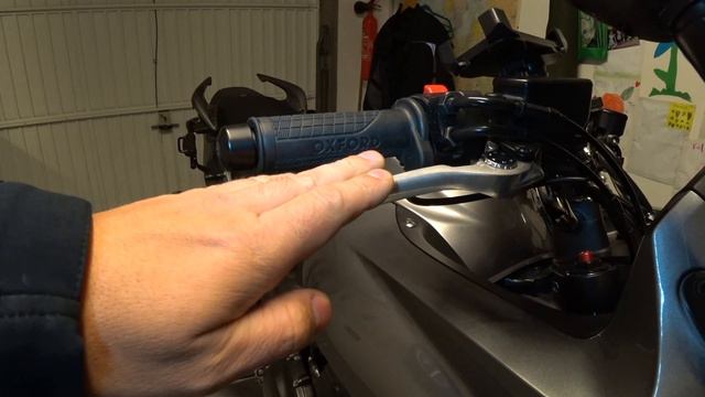 Замена тормозной жидкости переднего и заднего тормозов на мотоцикле Honda CBF1000FA (SC64)