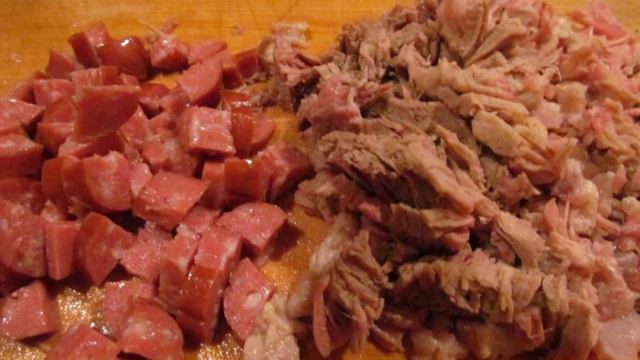 Салат с мясом свинины и колбасками