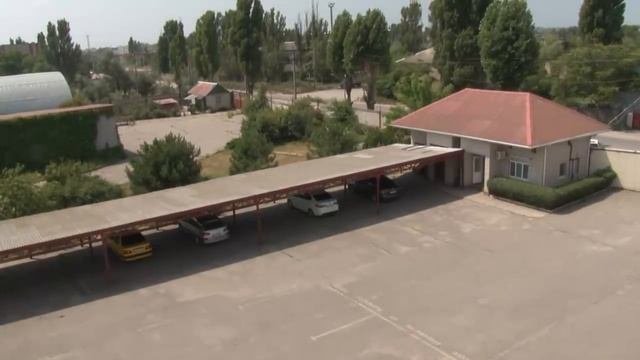 Град побил другие крыши а наша уцелела