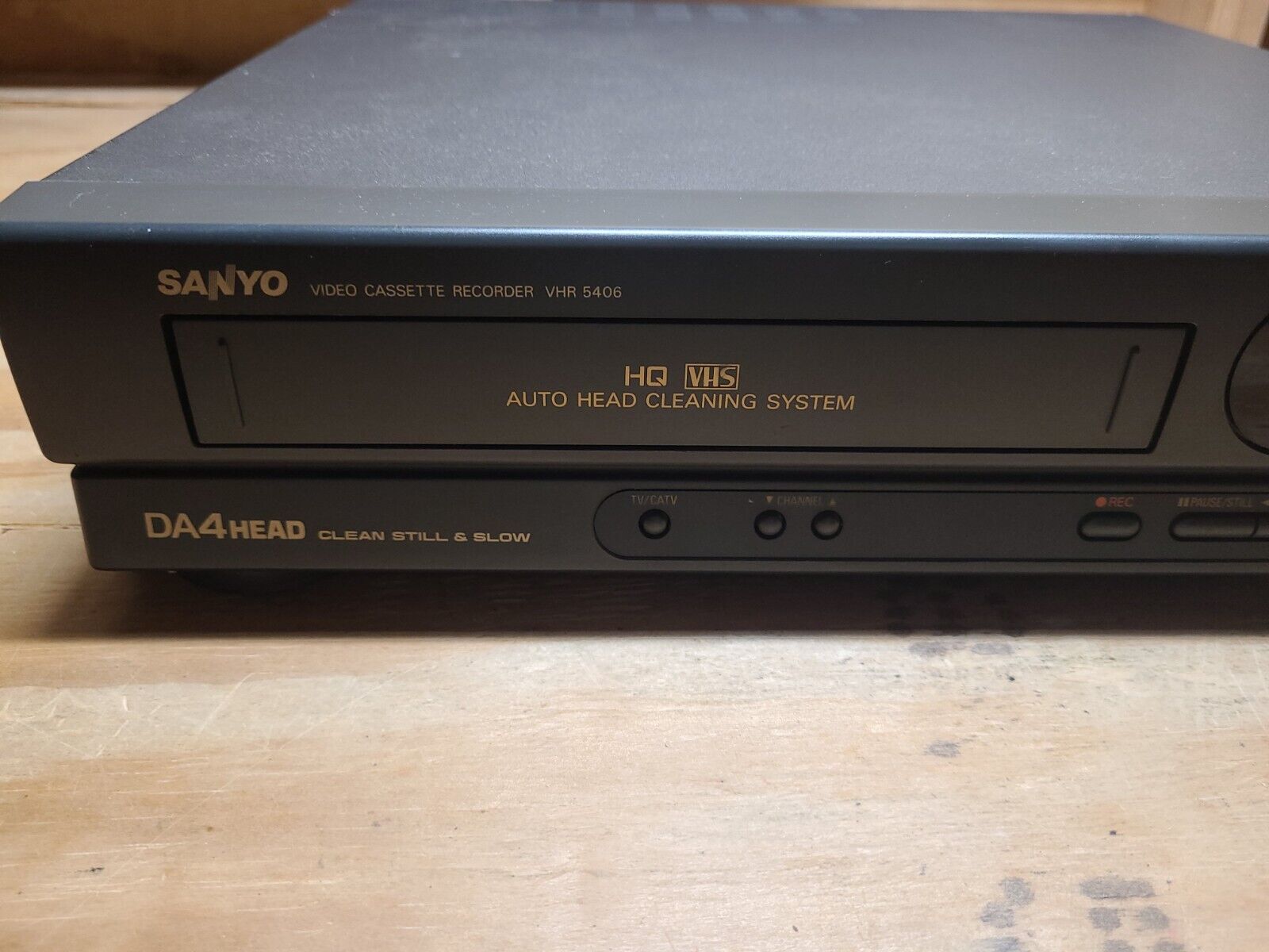 Видеомагнитофон Sanyo DA4HEAD модели VHR5406-произведён в Индонезии