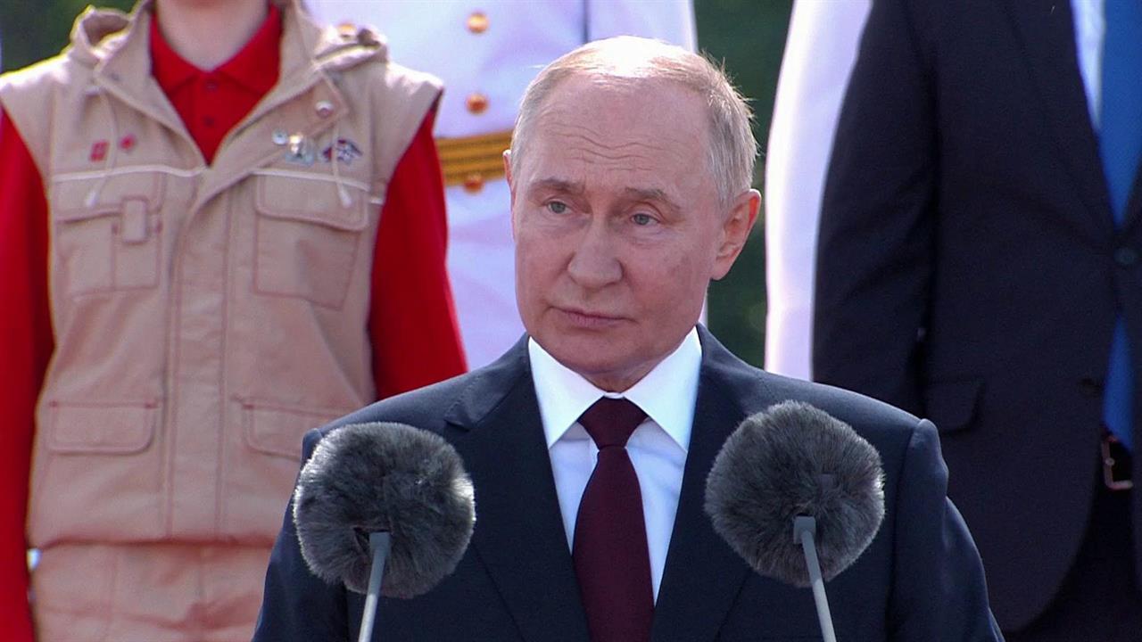 Путин: Россия продолжит наращивать обеспечение надводных и подводных сил