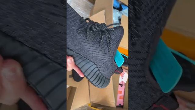 Adidas_Yeezy_Boost_350_V2_черные
