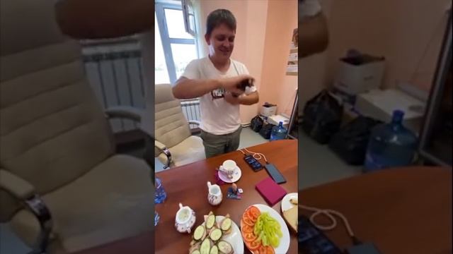 Когда штопора нет с собой. 
Не благодарите)))