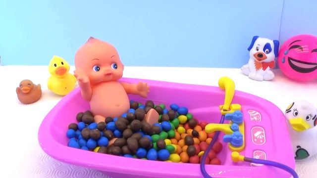 Купаем пупсика. Изучаем цвета. Бабушкины Сказки.Bathe pupsika. Learning colors.