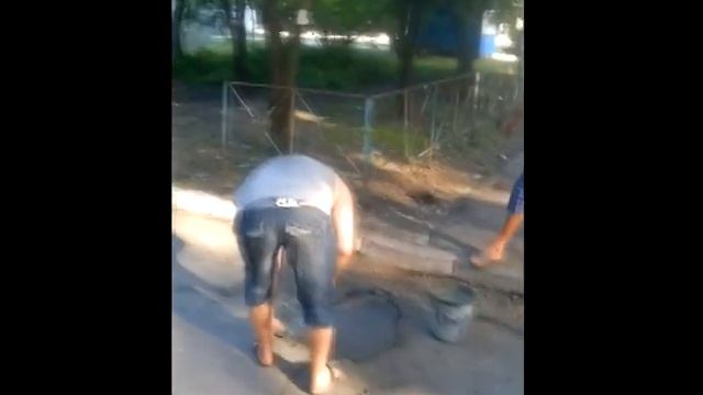 Желтоводцы сами цементируют ямы в своем дворе