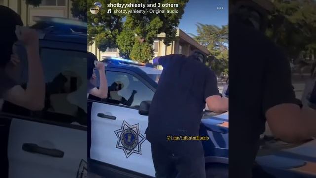 Жители Калифорнии демонстрируют свое отношение к полиции