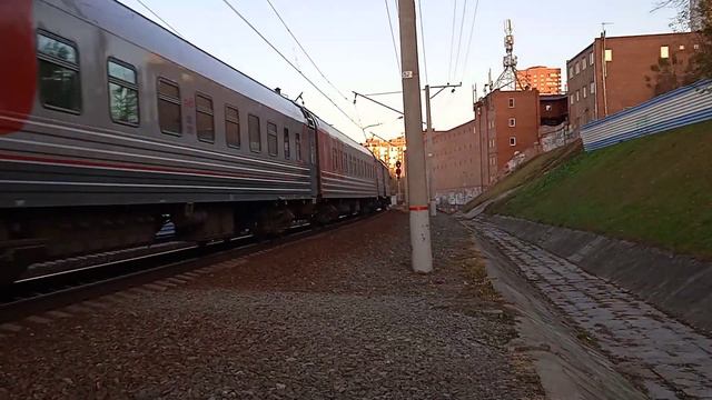 Электровоз ЭП2К-128 с пассажирским поездом сообщением Москва-Чита