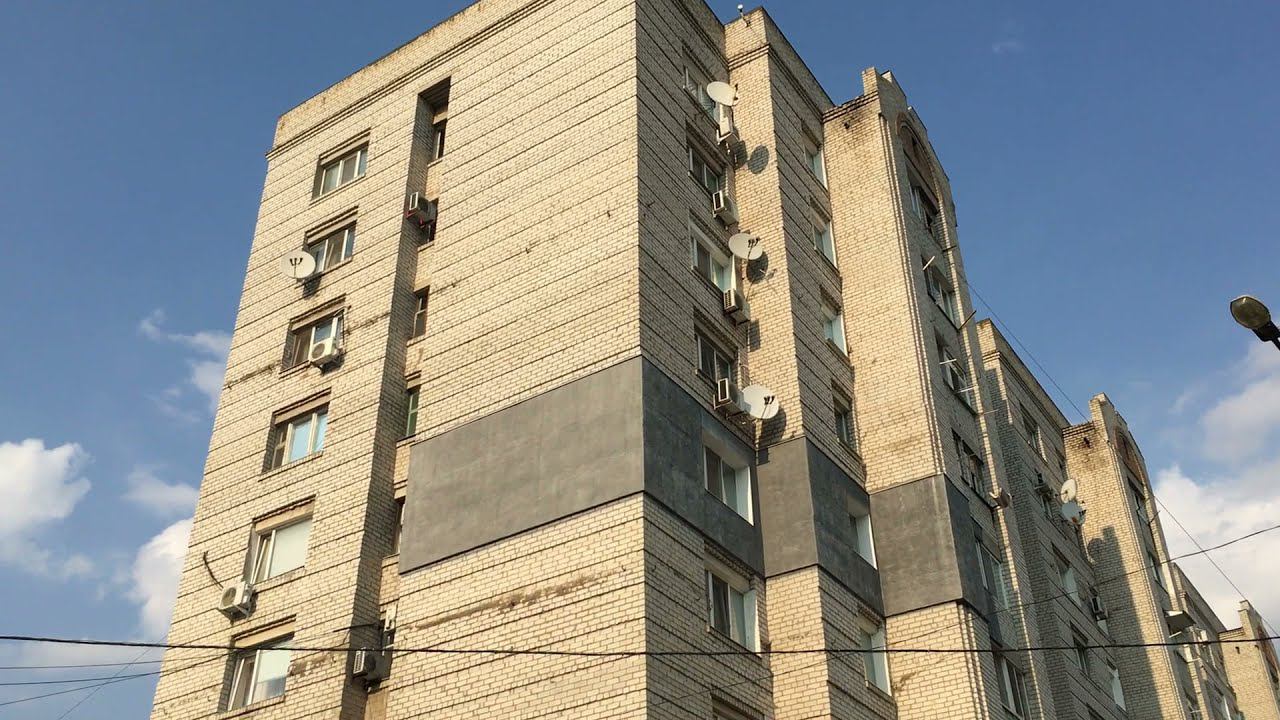 Прогулка по улице Центральной возле рынка, Молодёжная 3,2,1, Героев Труда 15. г. Днепрорудное.