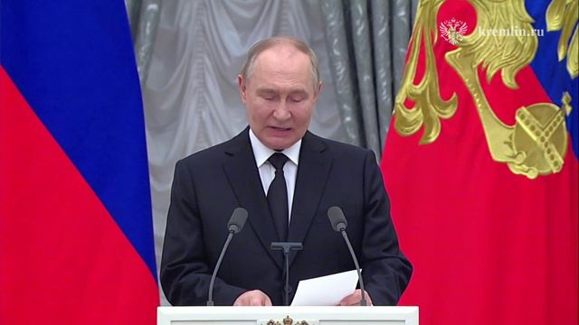 Владимир Путин в Екатерининском зале Кремля вручает государственные награды Российской Федерации

Ор