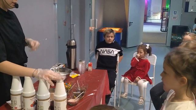 Регина с друзьями делают мороженое своими руками