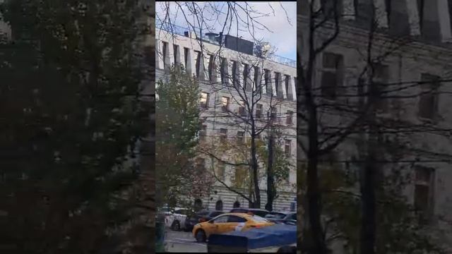 )))) ворона клюёт бутылку с водой, потом берет её в клюв и сбрасывает с высоты