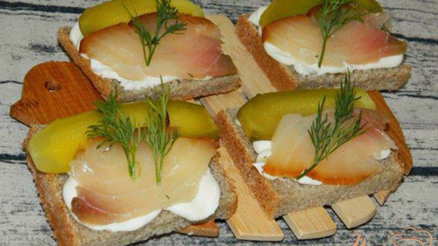 Бутерброды с копченой рыбой и маринованными огурцами