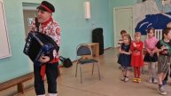 Песни под гармонь в детском садике для ребяток и воспитателей в небольшом посёлке на Урале!