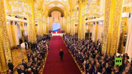 لحظة دخول بوتين إلى قصر الكرملين الكبير لأداء اليمن الدستورية رئيس لروسيا لولاية جديدة