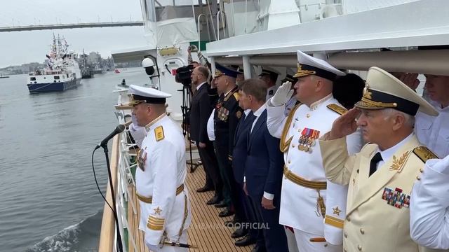 Владивосток отметил День ВМФ парадом кораблей и военно-морским шоу.
