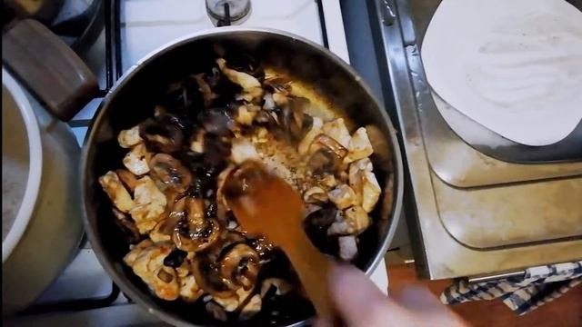 Готовим курочку с грибами в сливочном соусе