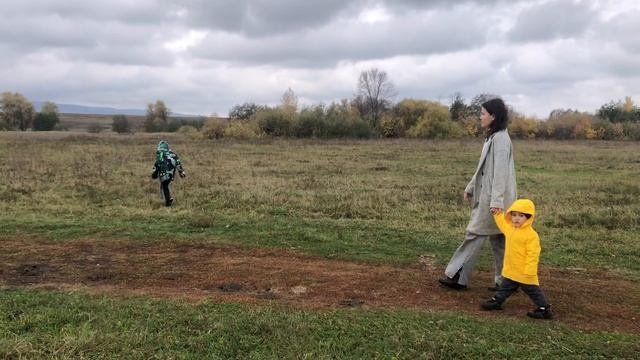 Хорошо в деревне осенью. Прогулка с детьми.