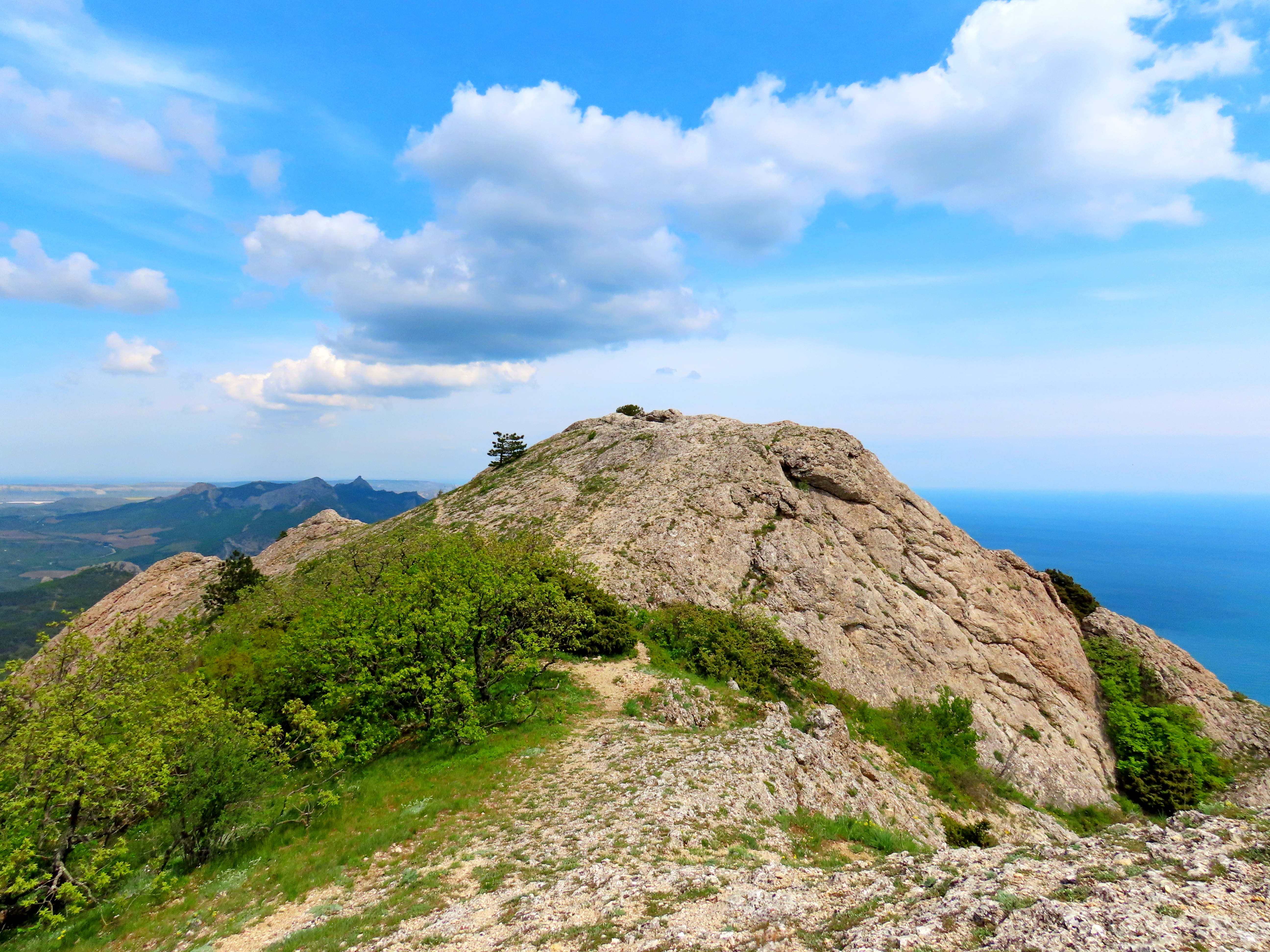 Виды со скальных вершин Эчки-Дага в сторону Солнечной Долины, Меганома и Лисьей бухты. Крым.