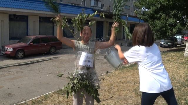 Саженцам деревьев в городе Тирасполь нужен полив в жару. Социальное видео.