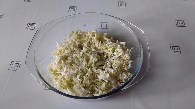 Капустный салат с крабовыми палочками и сухариками