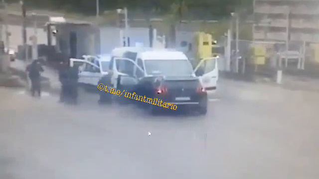 Появилось видео штурма автозака сегодня во Франции, сделанное камерой наружного наблюдения