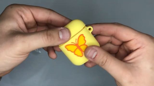 Видео обзор: Чехол для Apple AirPods силиконовый с бабочкой желтый