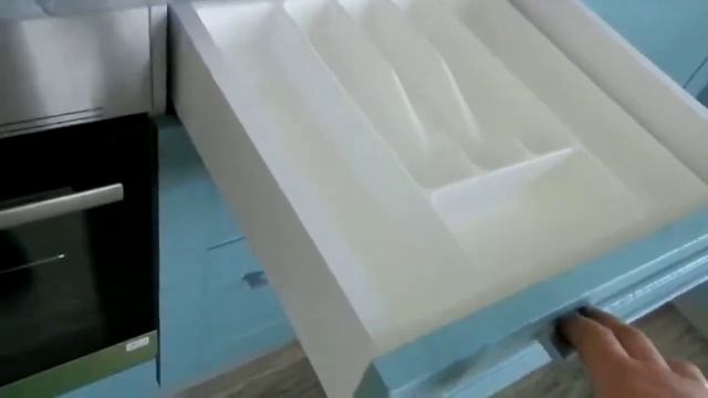 Угловая кухня голубая, фасады МДФ крашеный