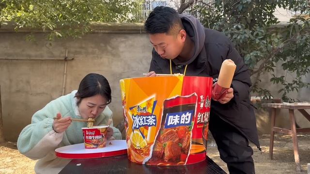 老夏测评康师傅盲盒泡面，第一次吃巨无霸泡面，味道真是一言难尽！【开心的老夏】
