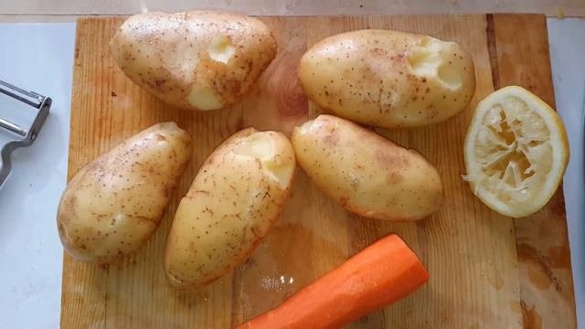 Комплексный ужин. Печень в духовке картофель в микроволновке и салат.