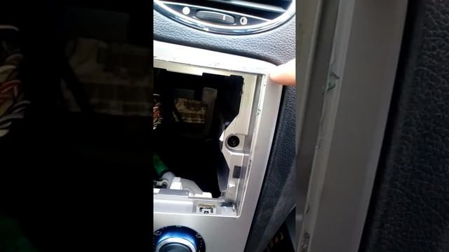 Снимаем штатную магнитолу Форд Фокус 2