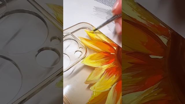 Расписала старый чехол акрилом