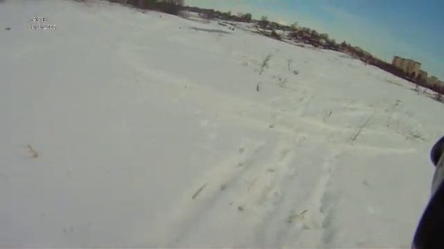 На снегоходе по поверхности реки