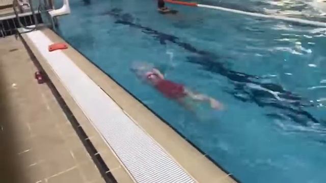 Нам 8 лет. Согласование движений рук и ног кролем на груди, на задержке дыхания.