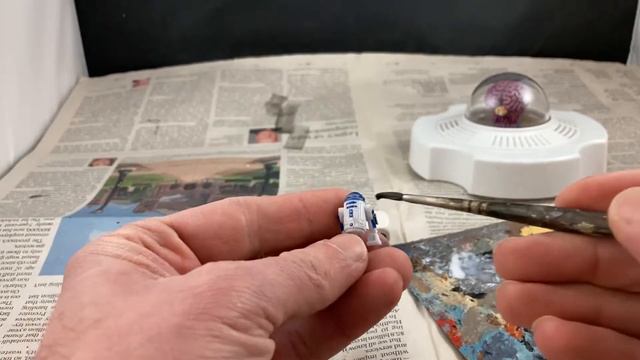 Star Wars Miniatures: Rescuing R2D2 from Pop O’Matic Trouble.