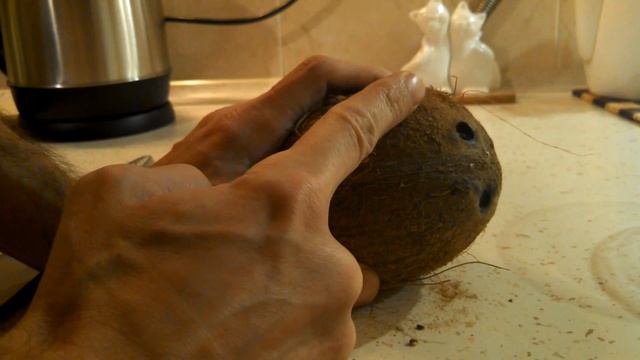 Как выбрать, а затем вскрыть кокосовый орех.