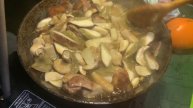 Грибы.Рыбалка.Природа.Жареные белые с колбаской и картошкой на берегу озера!!!!