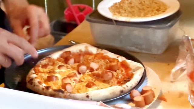 #pizza z parówką zupą chińską i jajkiem