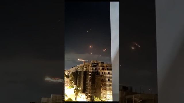 В небе над Израилем работает ПВО, звучит сигнал воздушной тревоги.