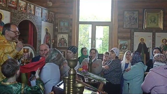 Причастие,храм Святых Равноапостольных Константина и Елены,с.Барачаты. Причащает протоиерей Дионисий
