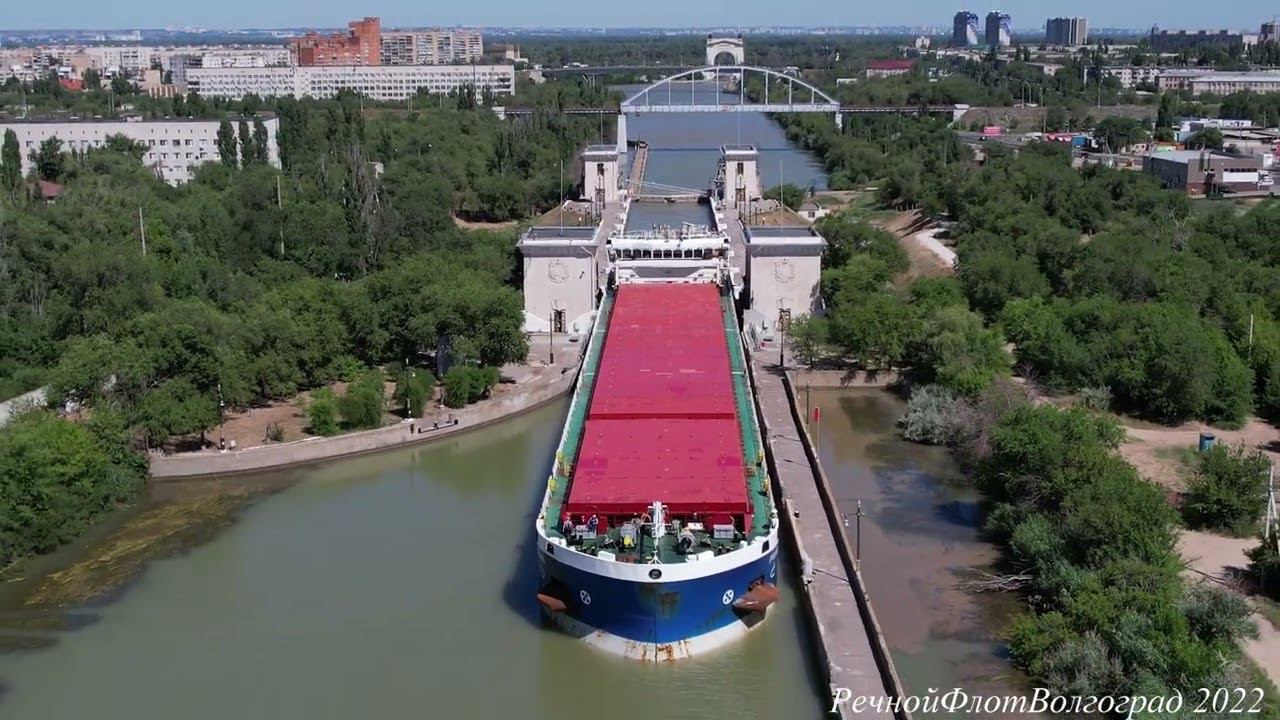 Теплоход Пола Анатолия во 2м шлюзу ВДСК