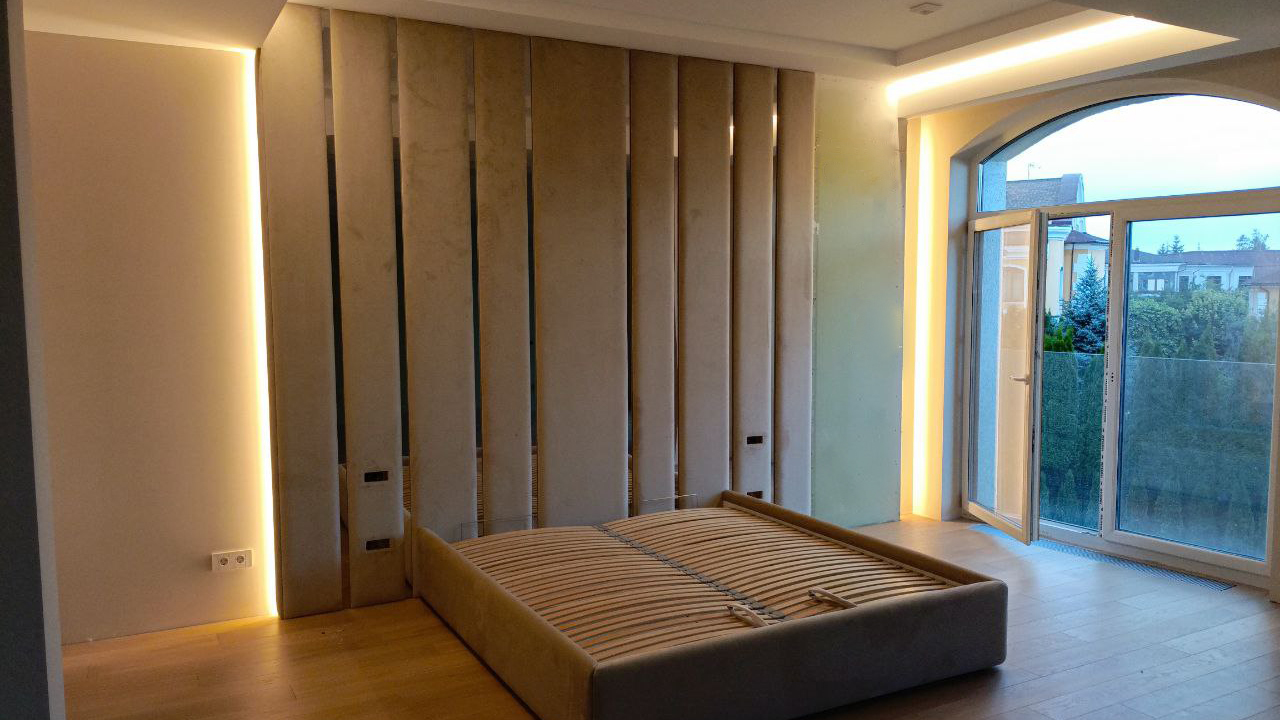 Стеновая панель с кроватью и золотыми молдингами