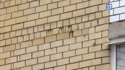 Жильцам череповецкой многоэтажки предложили восстановить фасад дома за 150 миллионов рублей