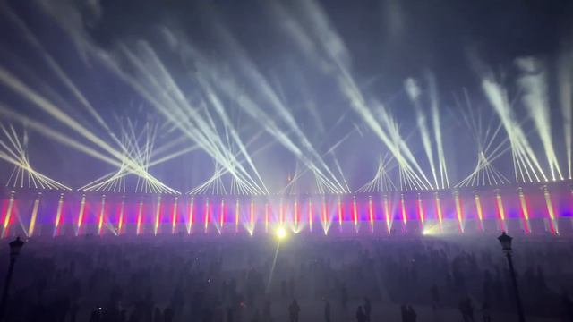 Сотни прожекторов осветили небо над Музеем Победы в рамках акции «Лучи Победы»
