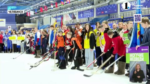 Юные хоккеисты вышли на лед «Уральской молнии» в валенках