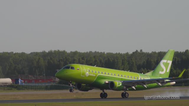 Эмбраер ERJ-170 авиакомпании S7 приземляется в аэропорту Толмачево, Новосибирск.