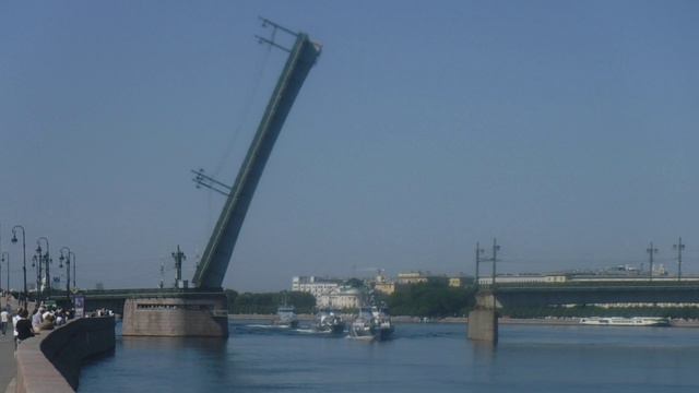 Начало прохождения кораблей под разведённым  Литейным мостом